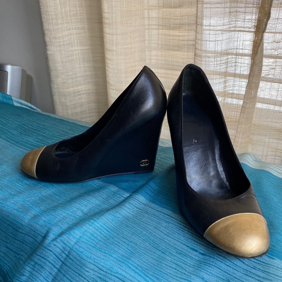 CHANEL BLACK leather pumps GOLD toe cap SIZE 40.5-10 HEELS ITALY CC LOGO WEDGES - Picture 1 of 10